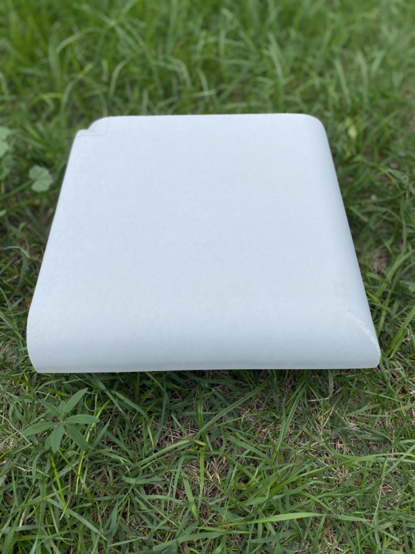 Minimalista műkő sarokkő