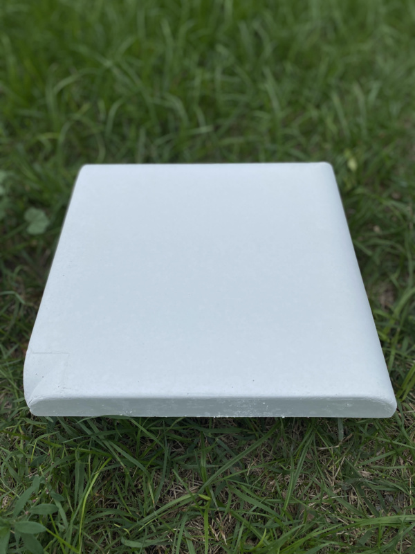 Minimalista műkő sarokkő