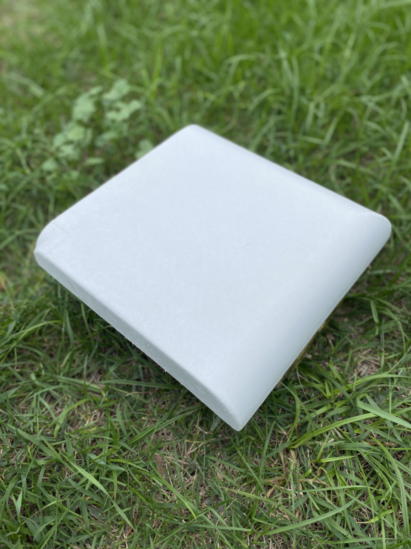 Minimalista műkő sarokkő